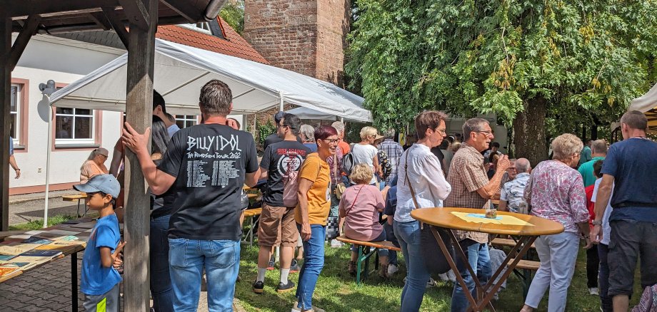 Szene vom Dampfnudelfest mit Besuchern