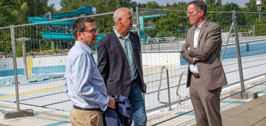 Bürgermeister Hechler und Beigeordneter Klein mit Minister Ebling am Freibadbecken