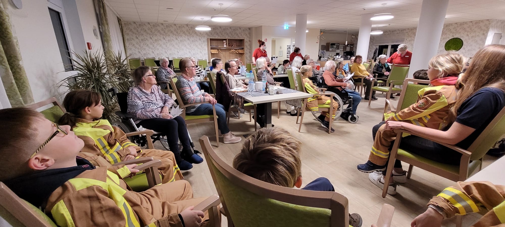 Bambinis der Feuerwehr im Seniorenheim