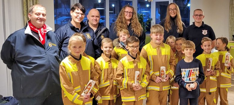 Gruppenbild der Feuerwehr-Bambinis mit Betreuern