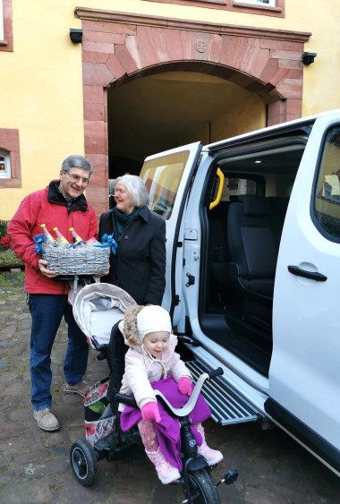 Der neue Bürgerbus mit dem ersten Fahrgast