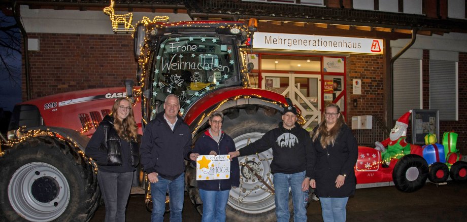 Spendenübergabe der Lichterfahrt vor dem MGH