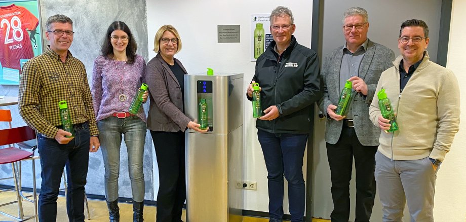 Gruppenbild mit Trinkflaschen und Wasserspender