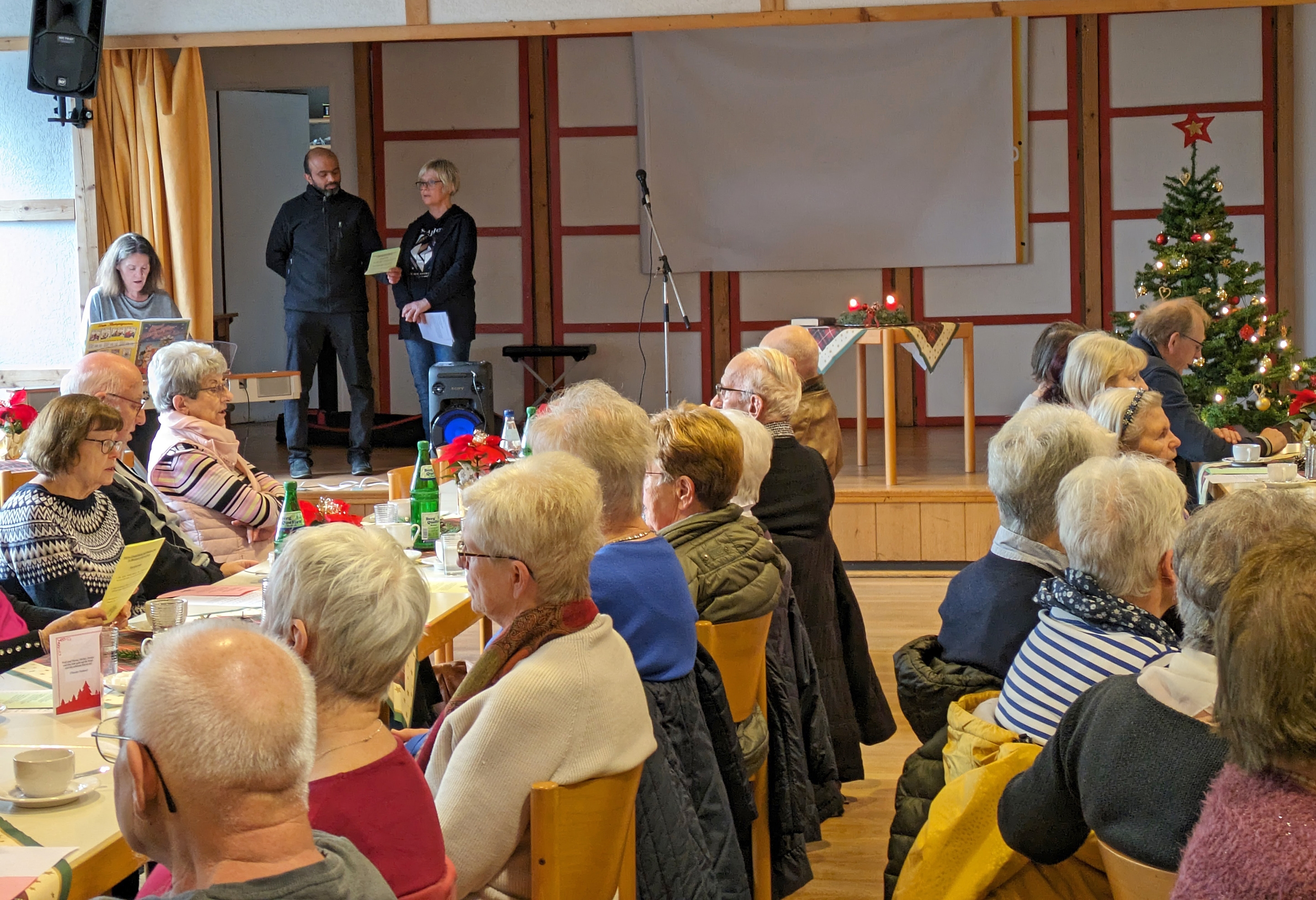 Blick in den Saal des MGH beim Seniorencafé im Dezember