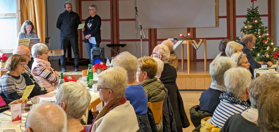 Blick in den Saal des MGH beim Seniorencafé im Dezember