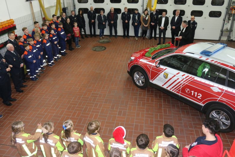 Blick in die Fahrzeughalle der Feuerwehr bei der Fahrzeugsegnung