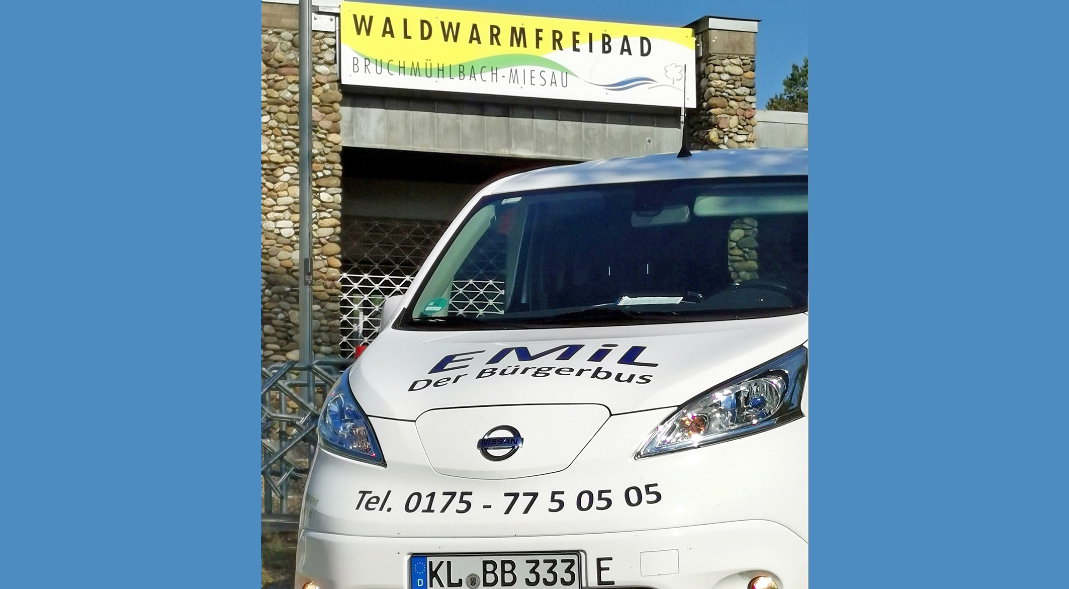 Bürgerbus EMiL vor dem Freibad in Miesau