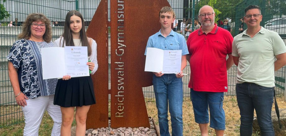 Die Preisträger mit Lehrern vor dem Schulgebäude