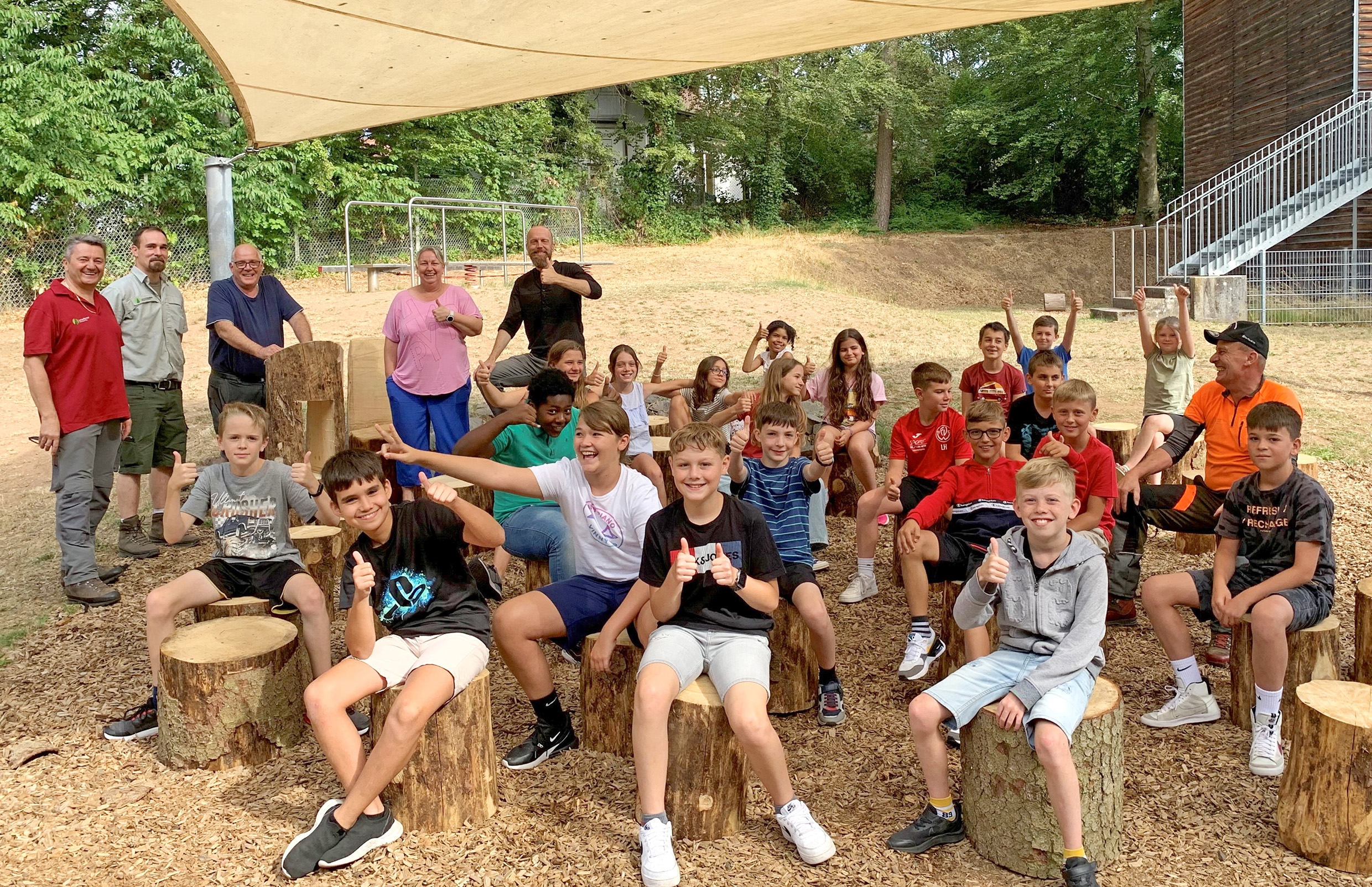 Schulklasse mit Lehrern und Forstbediensteten im Grünen Klassenzimmer