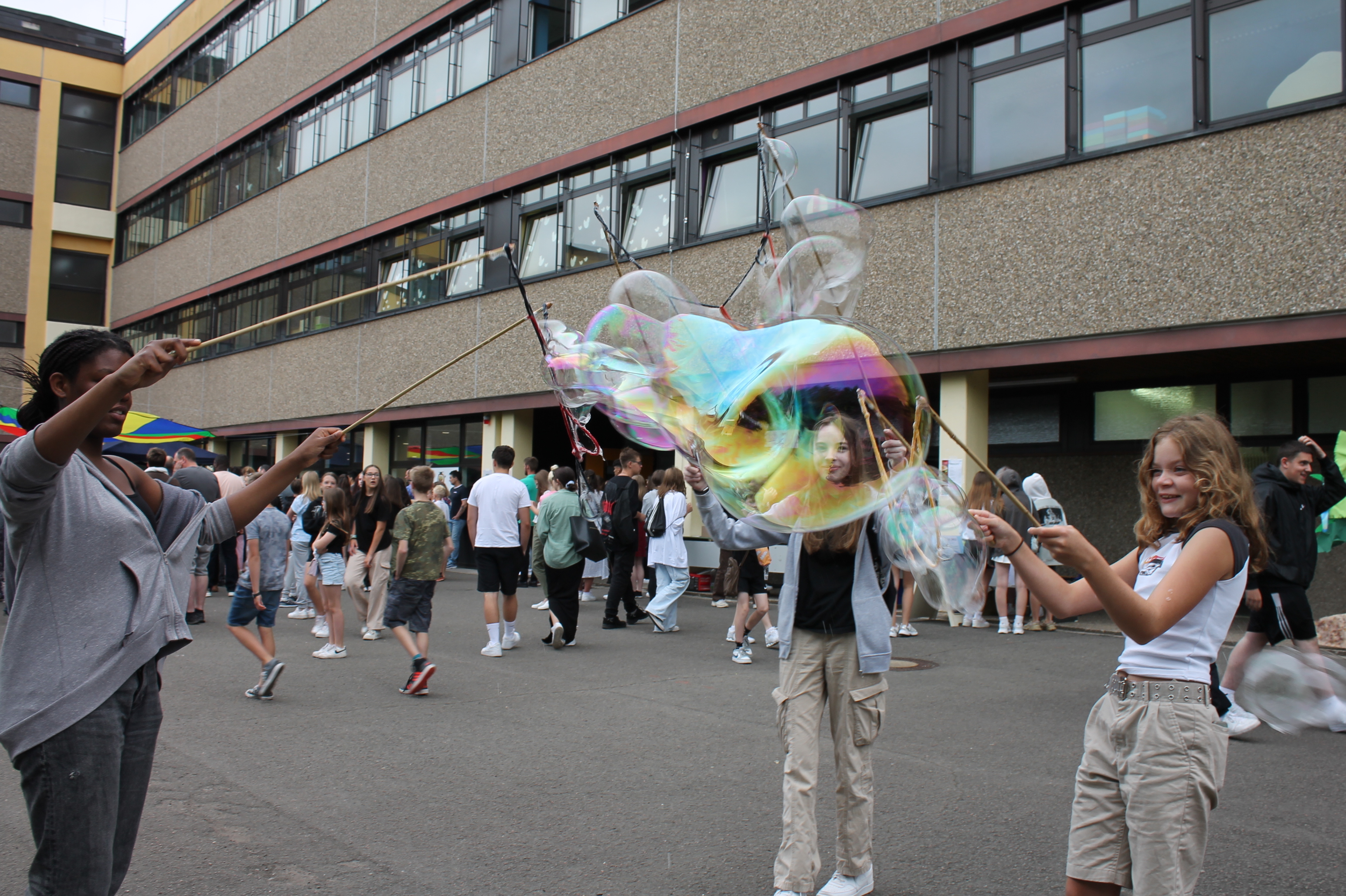 Szene vom Schulfest: Seifenblasen im Schulhof