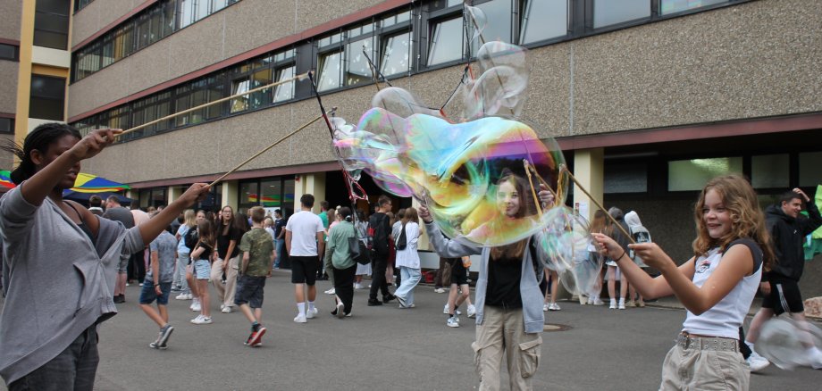 Szene vom Schulfest: Seifenblasen im Schulhof