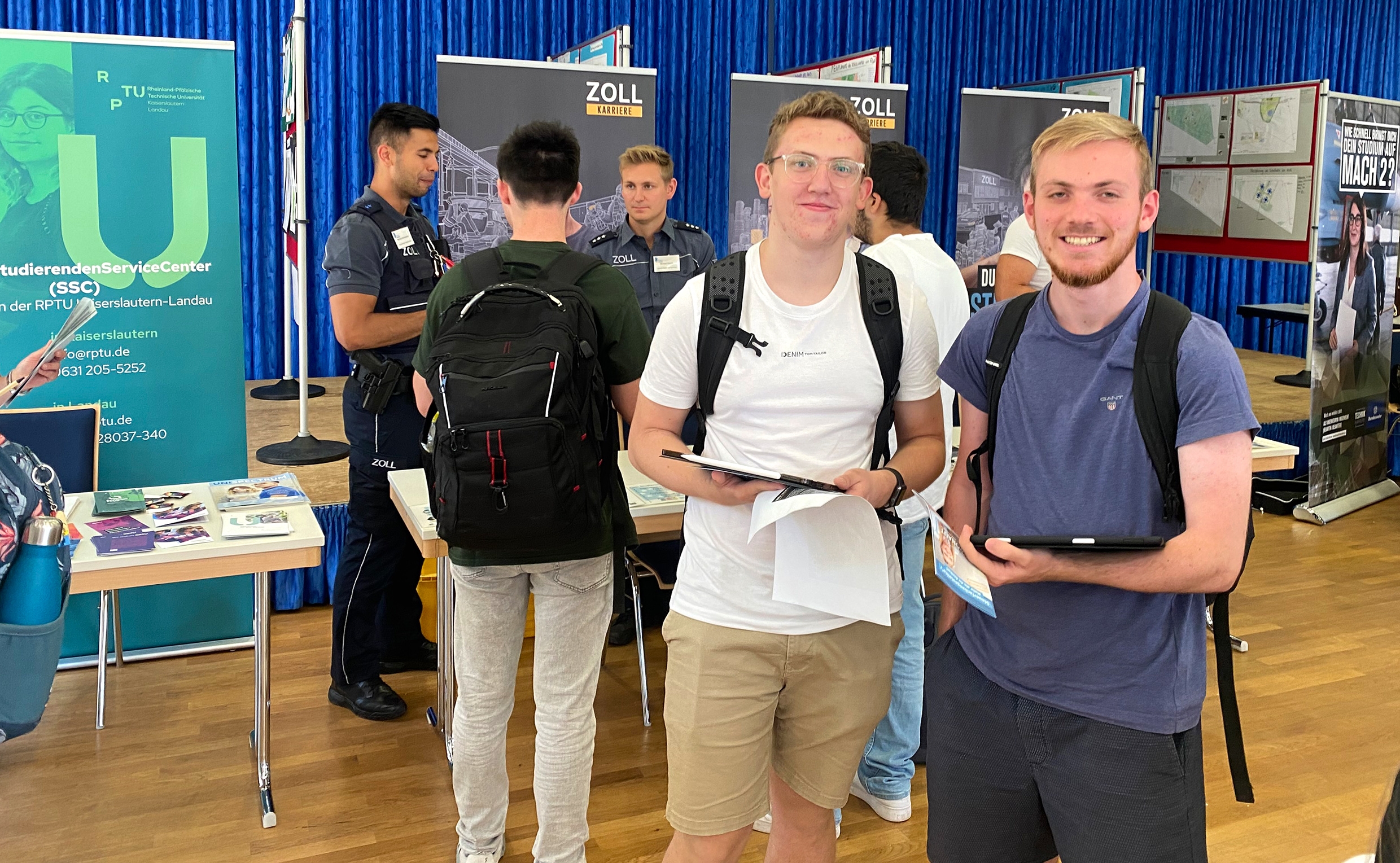 Schüler in der Aula während des Infotages