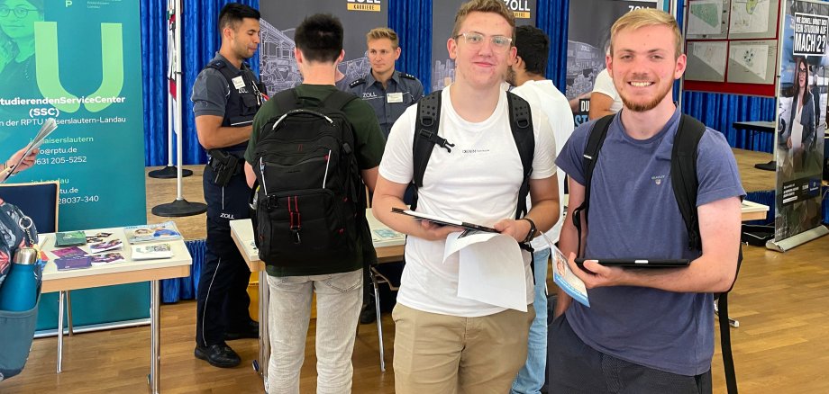 Schüler in der Aula während des Infotages