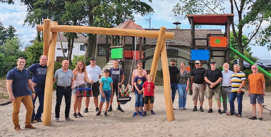Gruppenfoto auf dem Spielplatz in Katzenbach