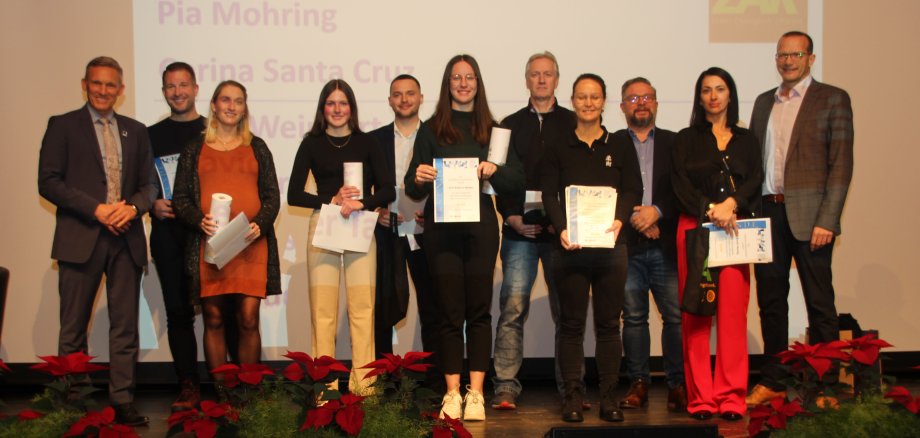 Gruppenbild mit erfolgreichen Sportlerinnen und Sportlern