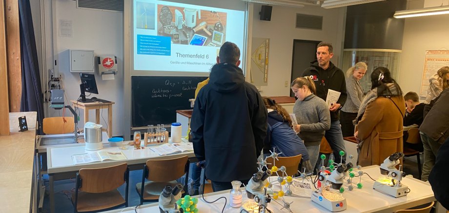 Blick in einen Schulsaal mit Mikroskopen beim Tag der Information