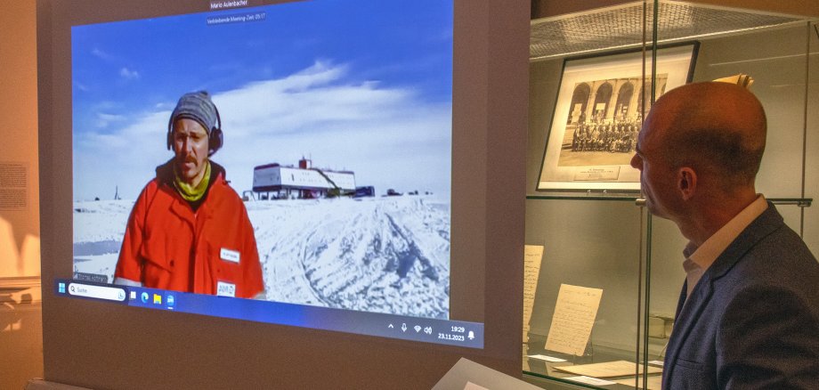 Foto der Ausstellungseröffnung mit Thomas Hoffmann