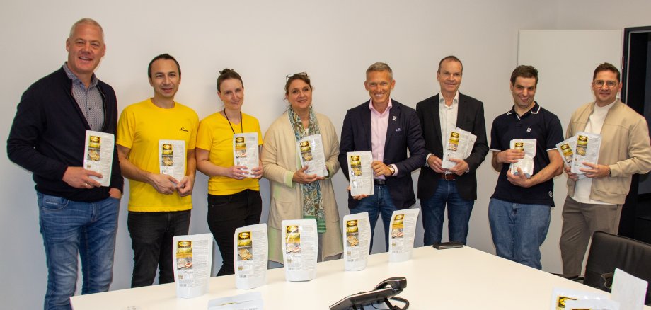 Gruppenbild mi Bürgermeister und Landrat beim Unternehmen Charrak Nutrition GmbH