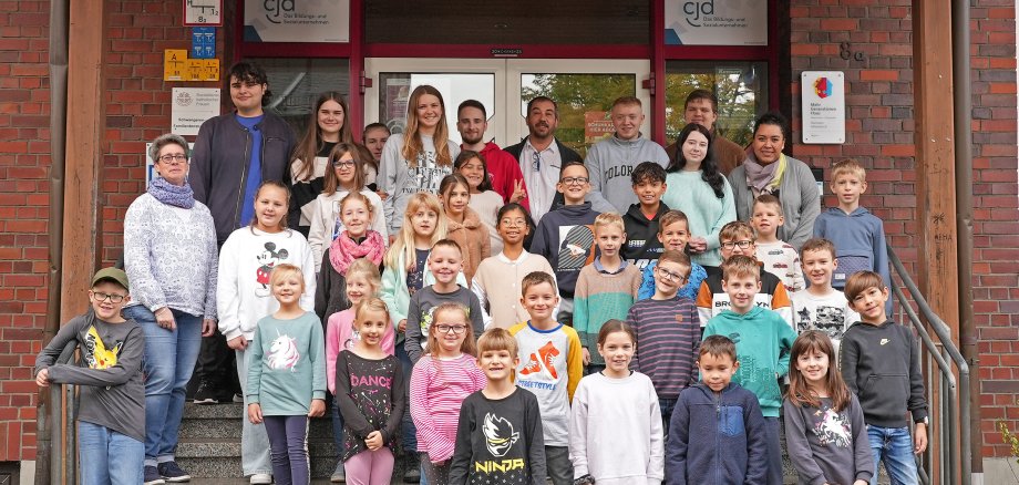 Foto der Teilnehmer am Ferienprogramm vor dem MGH