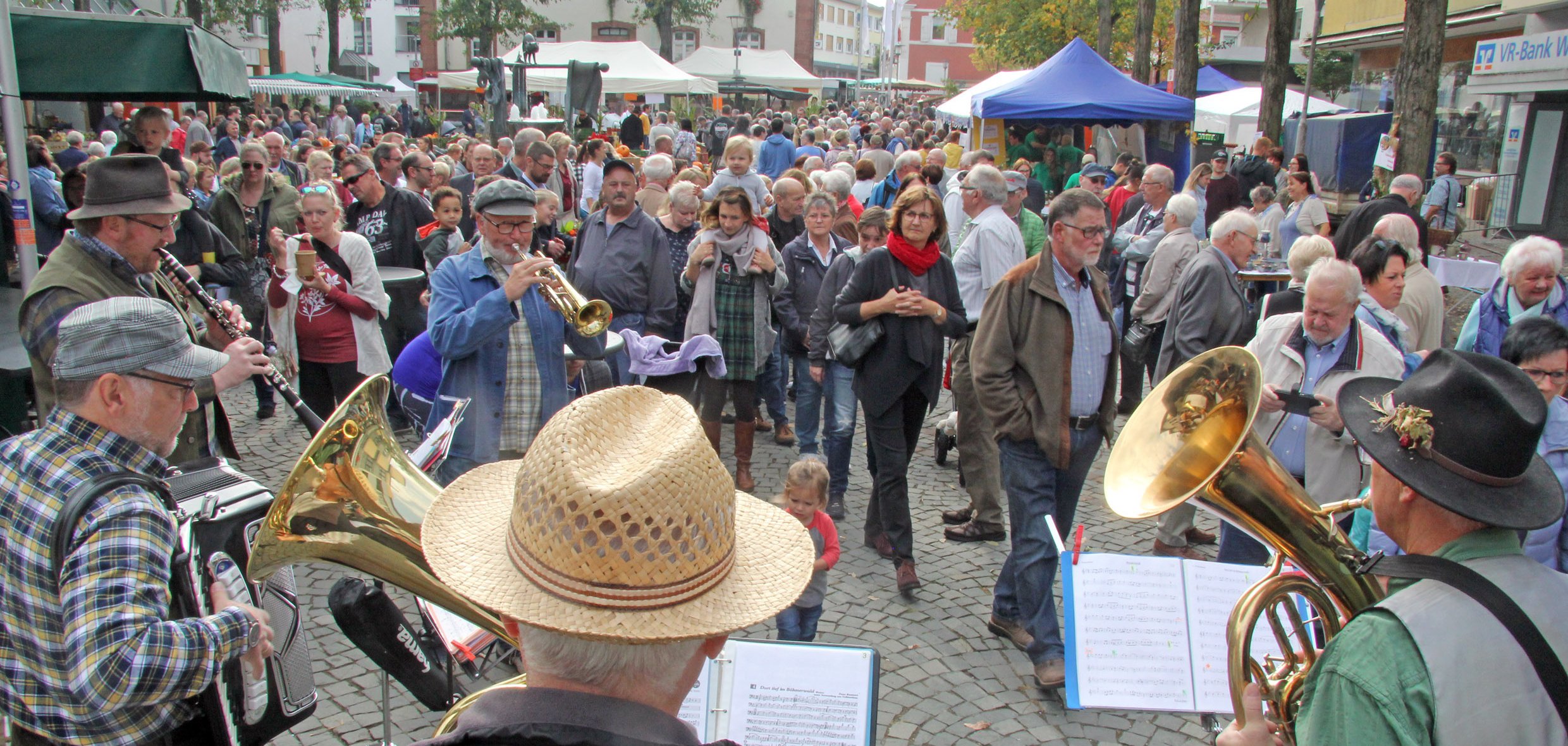 Blasmusik auf dem Ramsteiner Bauernmarkt