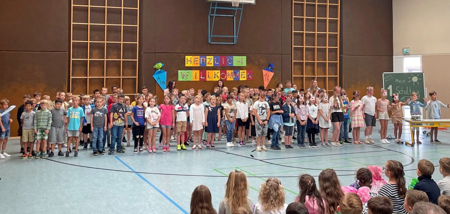 Erster Schultag in der Sporthalle der Grundschule Steinwenden