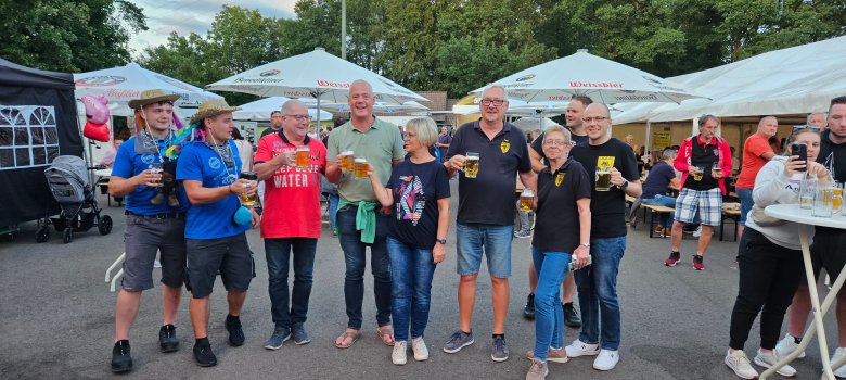 Kerwe Miesenbach, Gruppenbild beim Fassanstich