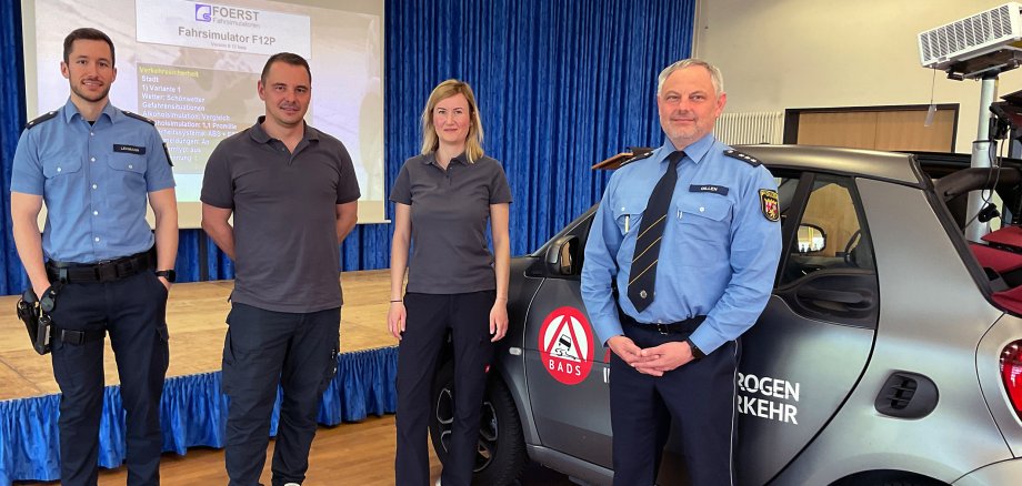 Das Team der Polizeiinspektion in der Aula des Gymnasiums
