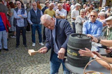 Fassanstich durch Bürgermeister Hechler