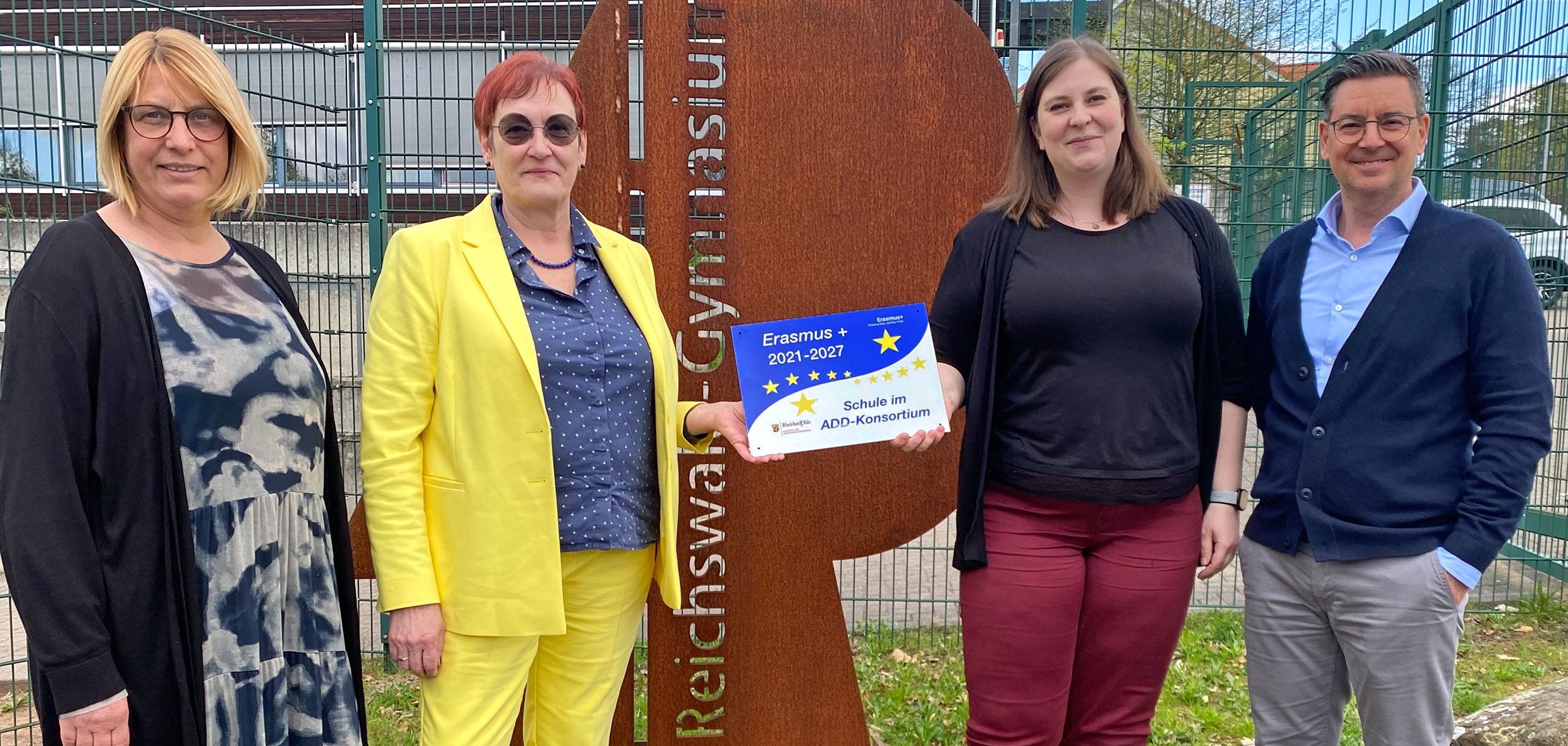 Gruppenbild vor dem Reichswald-Gymnasium
