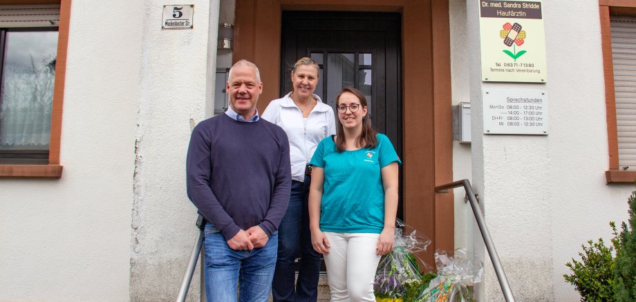 Foto mit Bürgermeister, Dr. Mattern und Dr. Stridde vor der Praxis