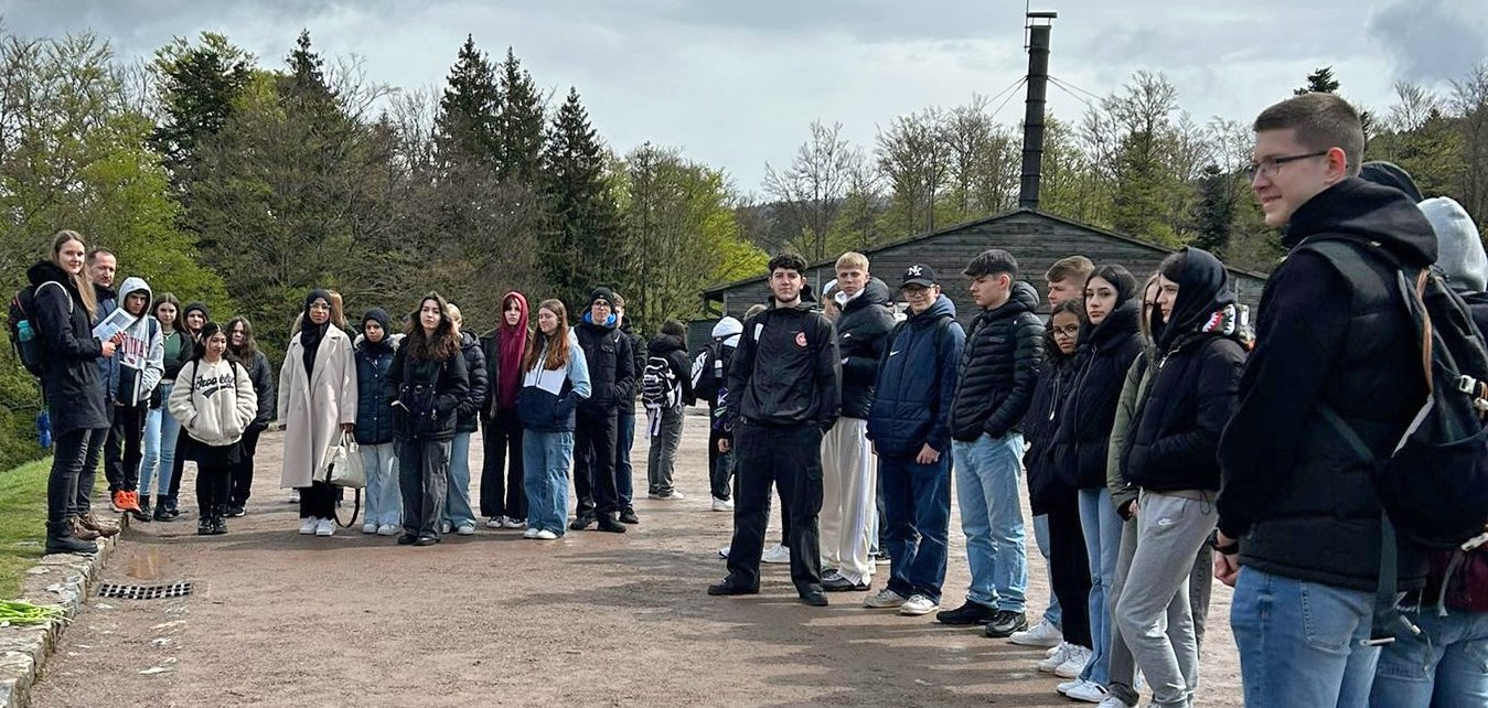 Die Schülergruppe der RS plus im ehemaligen KZ Natzweiler-Struthof