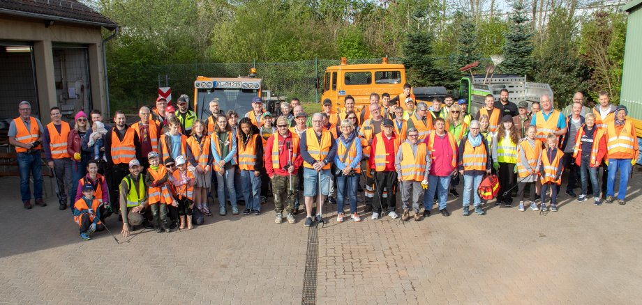 Gruppenbild mit den Helfern der Gemarkungsreinigung