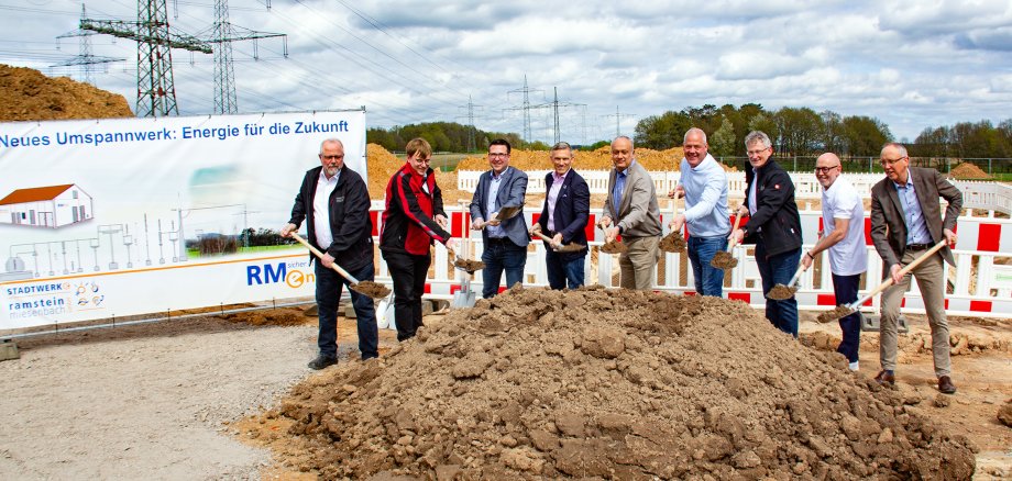 Gruppenfoto vom symbolischen Spatenstich