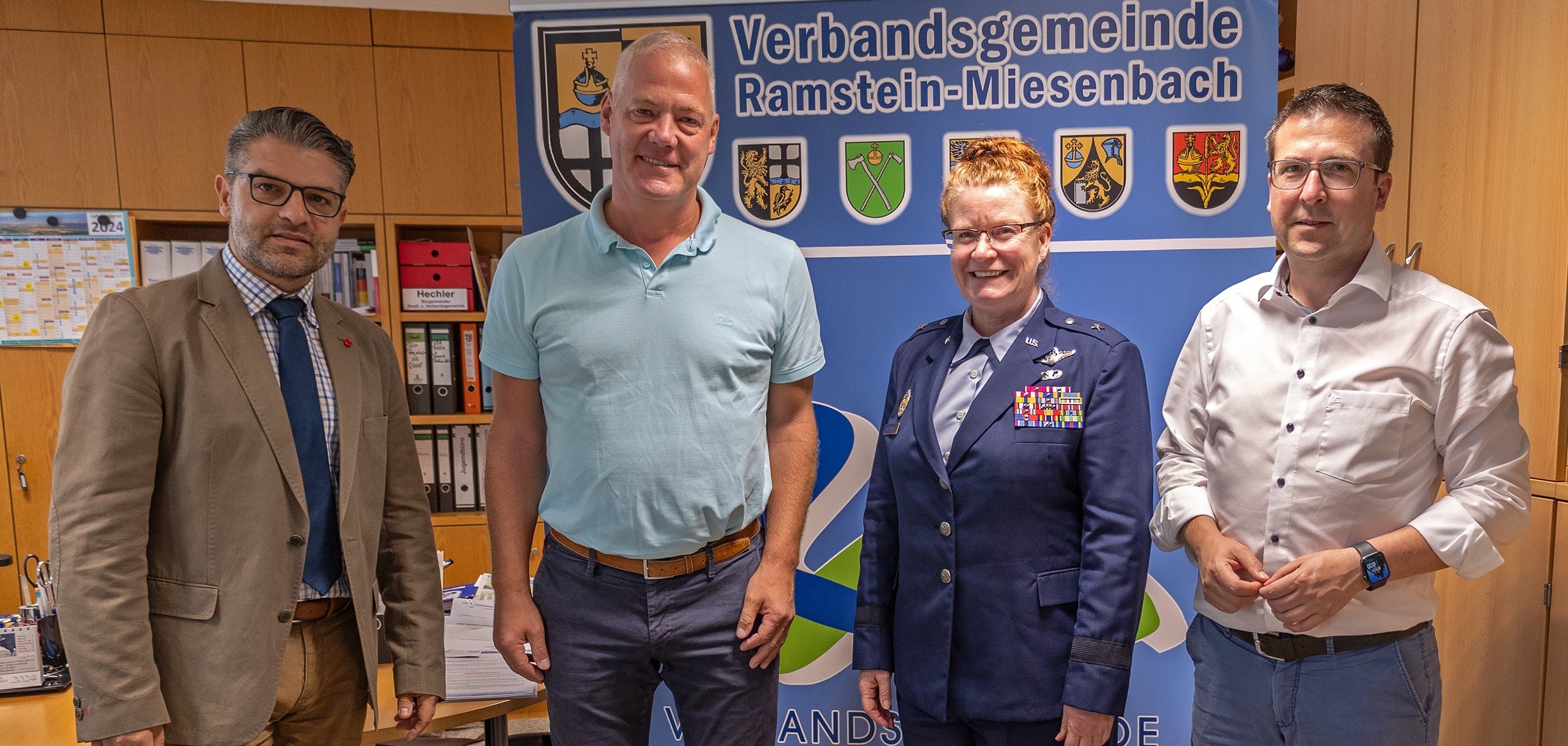 Gruppenfoto im Dienstzimmer des Bürgermeisters