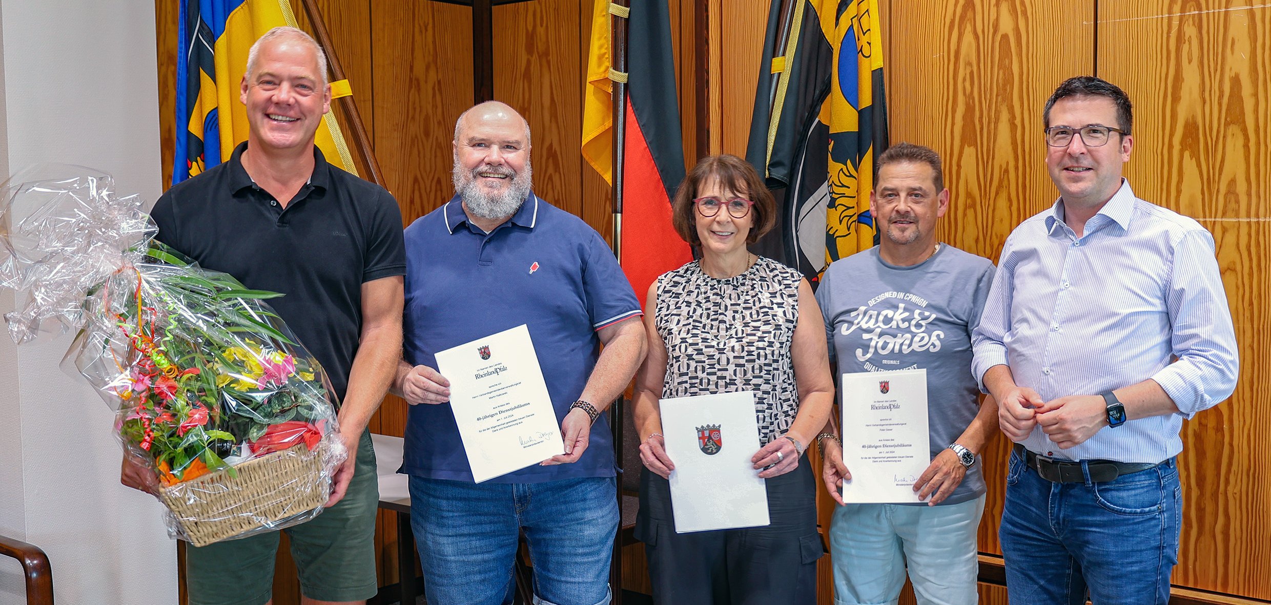 Gruppenbild der Geehrten mit Bürgermeister und Beigeordnetem