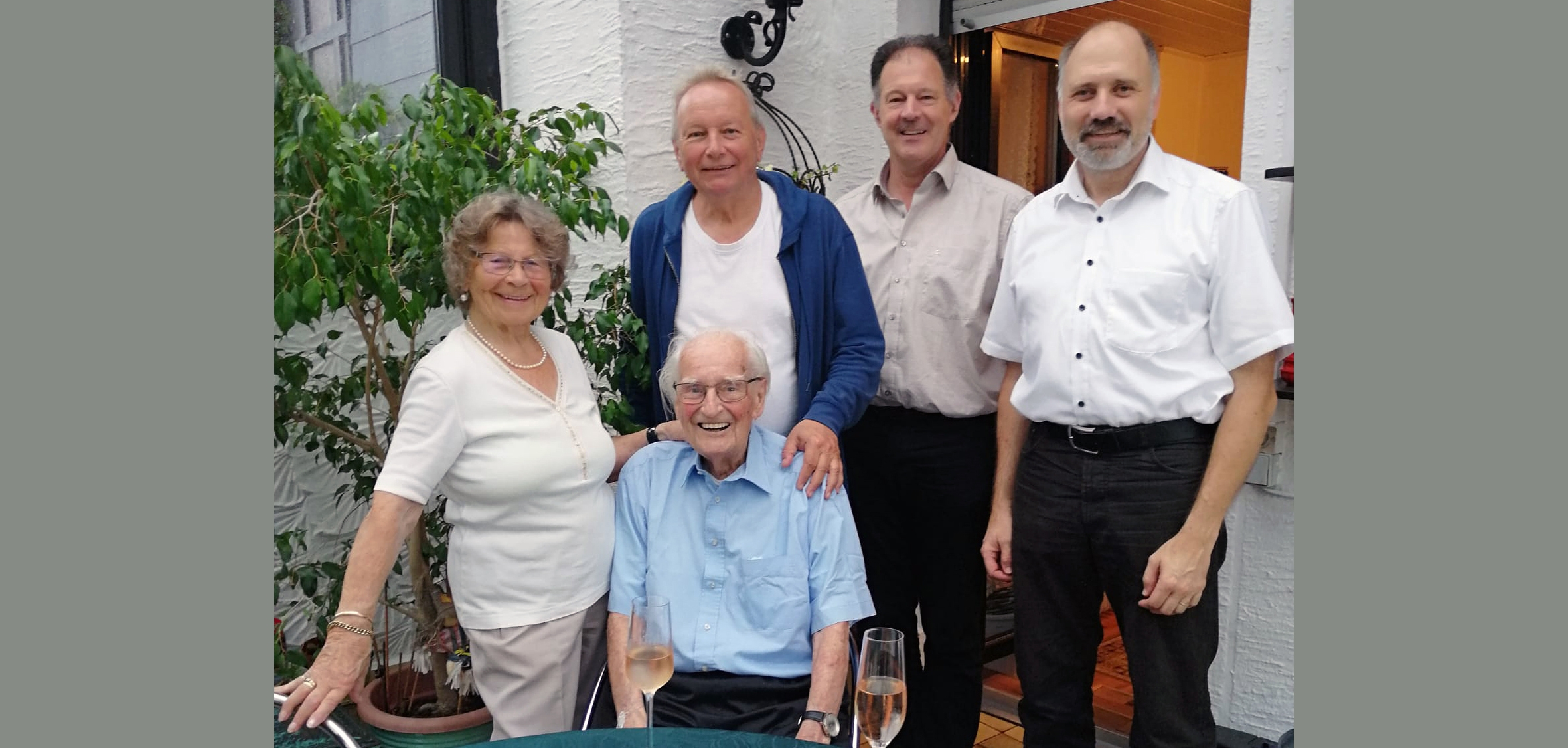 Foto Gerhard Kuhn mit Ehefrau, Sohn und Gratulaten