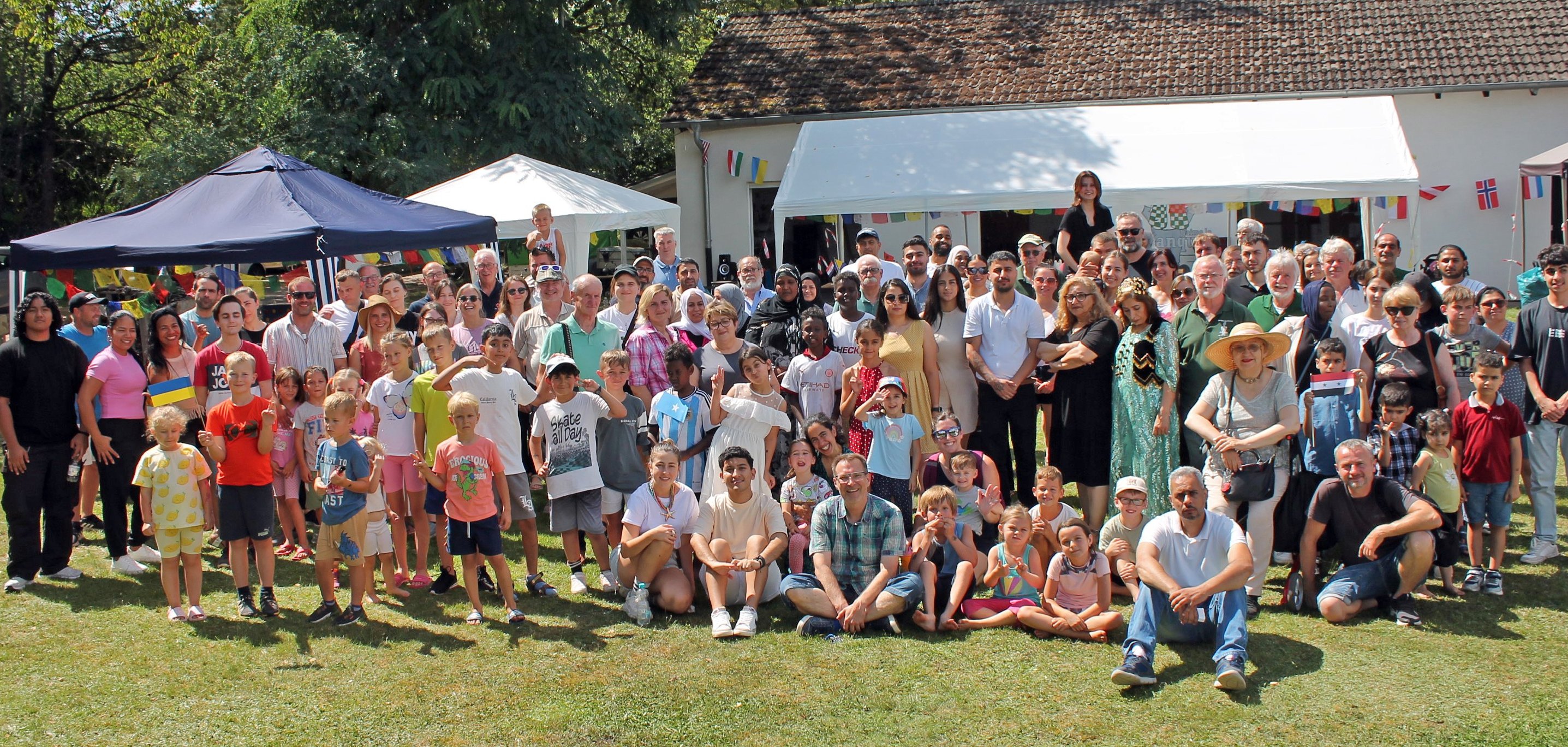 Großes Gruppenbild mit Familien, Kindern, Betreuern