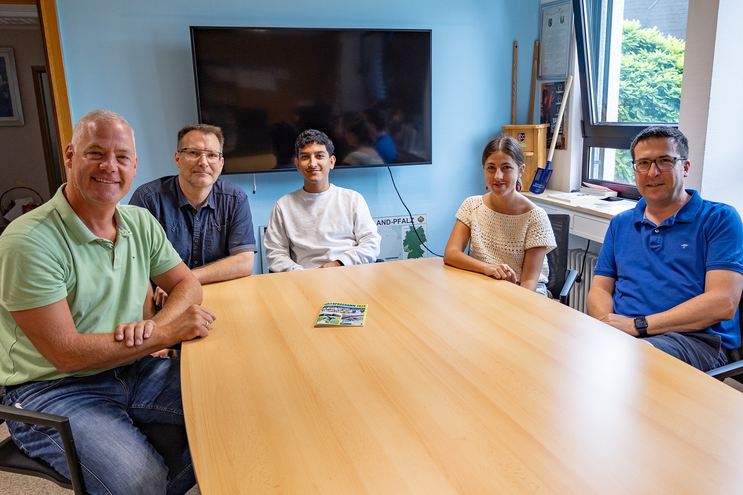Gruppenbild mit jungen Spaniern