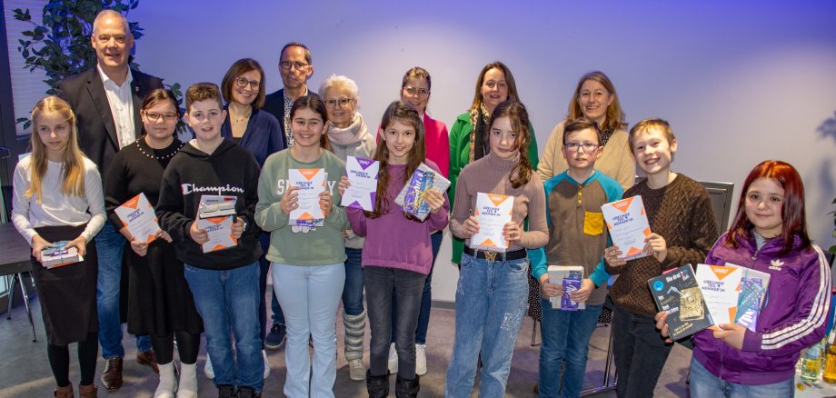 Gruppenbild mit allen Schulsiegern und Jury