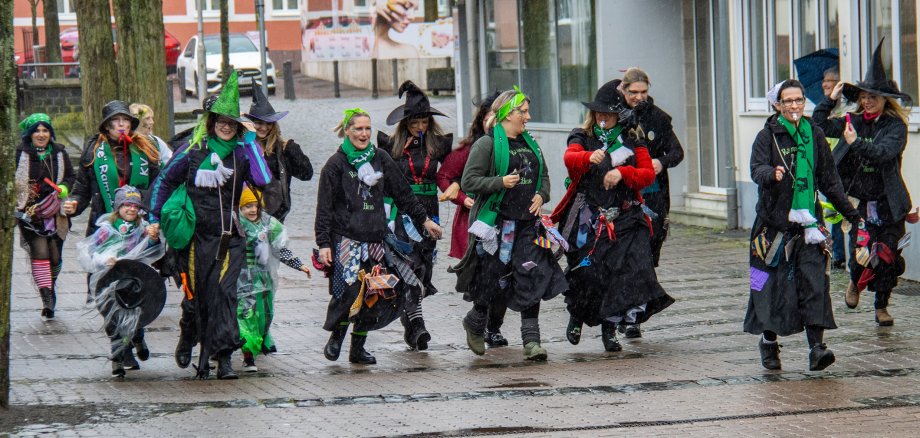Foto der Hexen auf dem Weg zum Rathaus