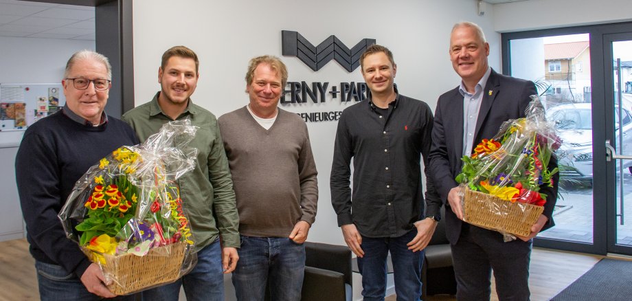 Gruppenbild mit Firmeninhabern, Bürgermeister und Beigeordnetem