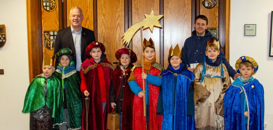 Foto der Sternsinger im Rathaus