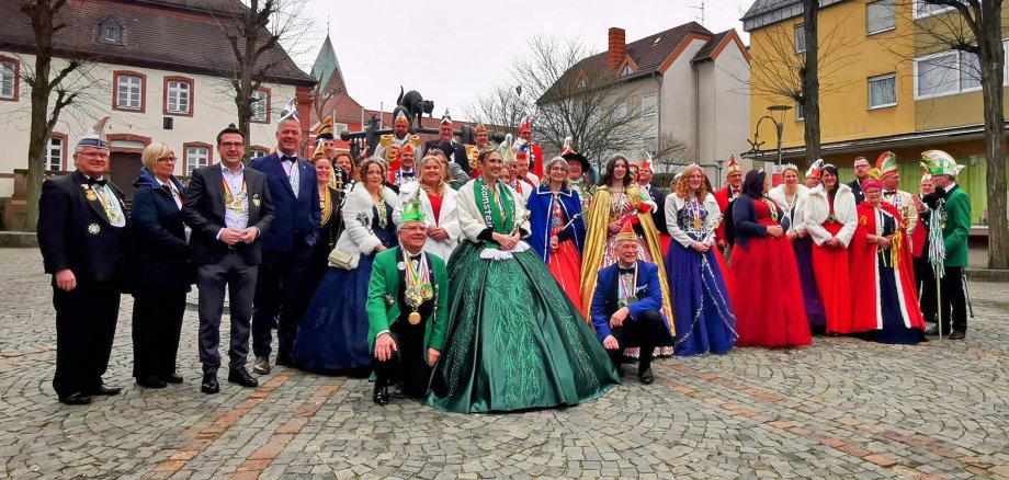 Gruppenfoto der Tollitäten der WEFA auf dem Marktplatz in Ramstein