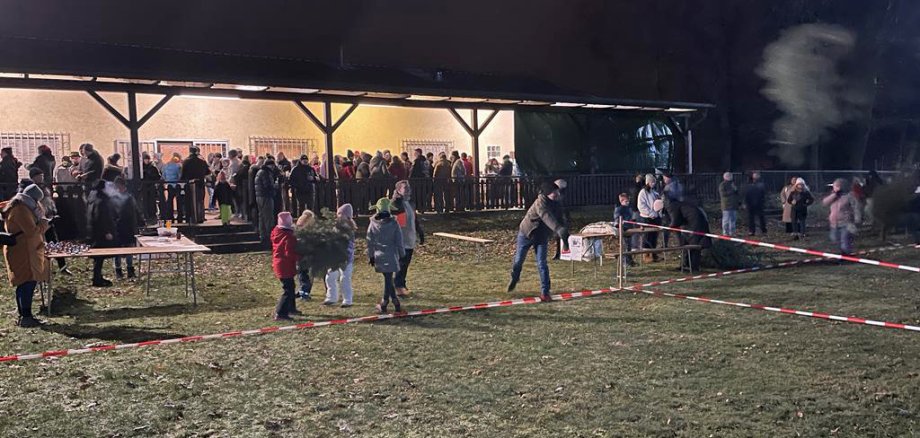 Weihnachtsbaumweitwurf beim Knutfest in Hütschenhausen