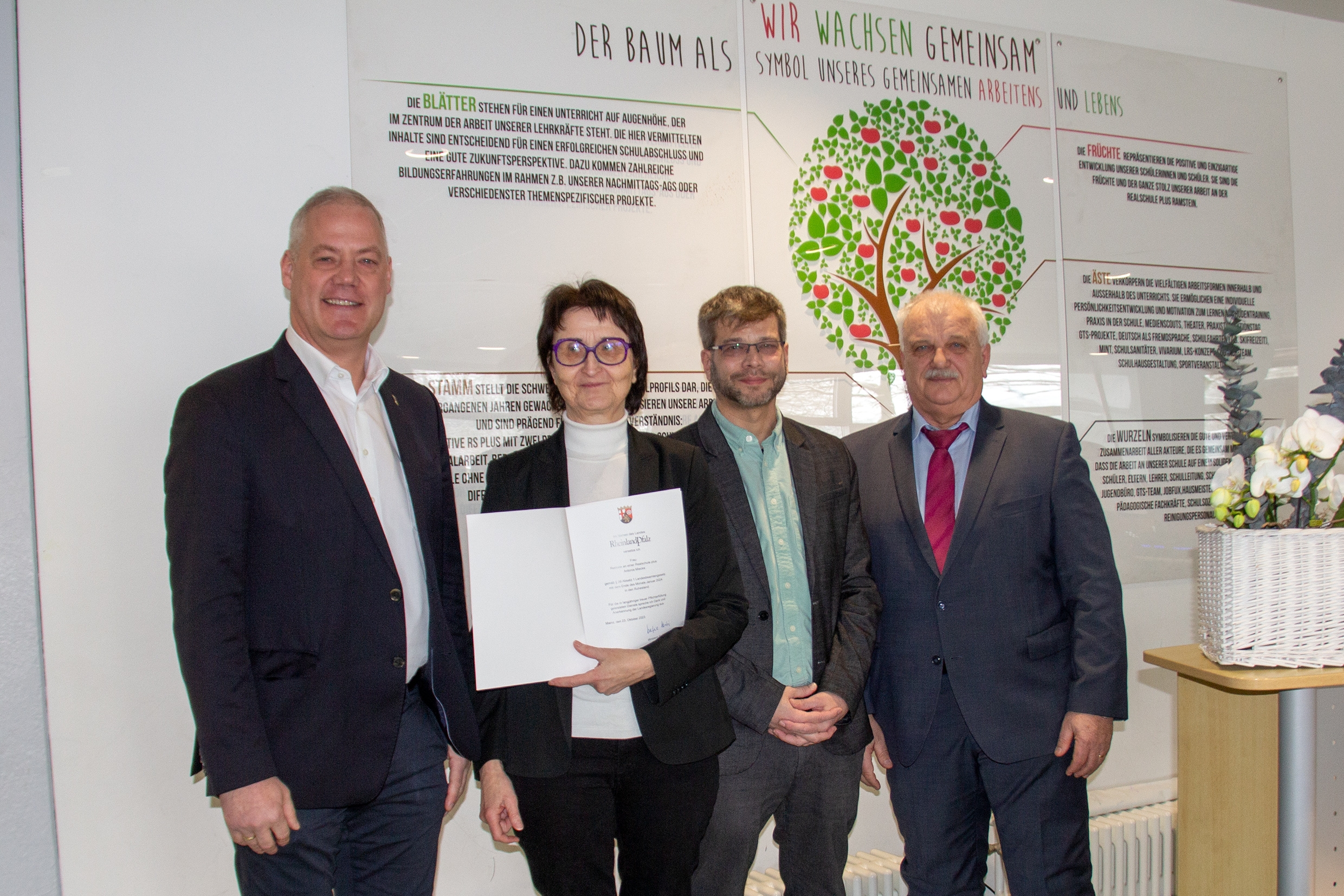 Verabschiedung der Schulleiterin mit Urkundenübergabe