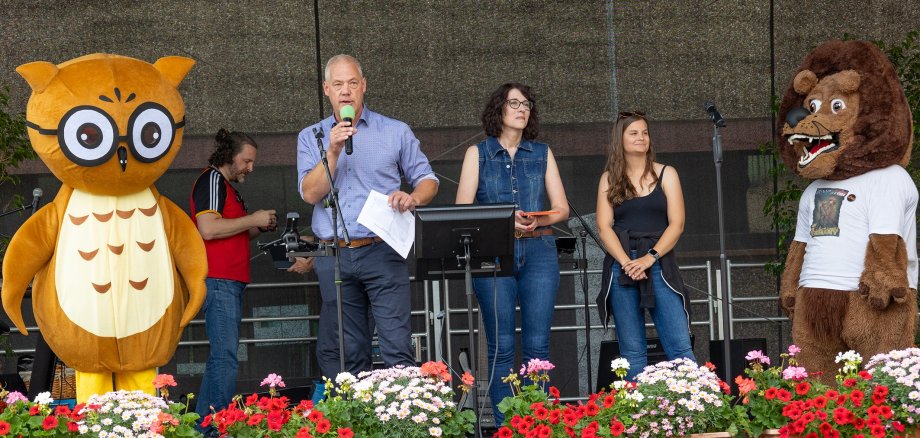 Bürgermeister und Schulleiterin beim Schulfest auf der Bühne
