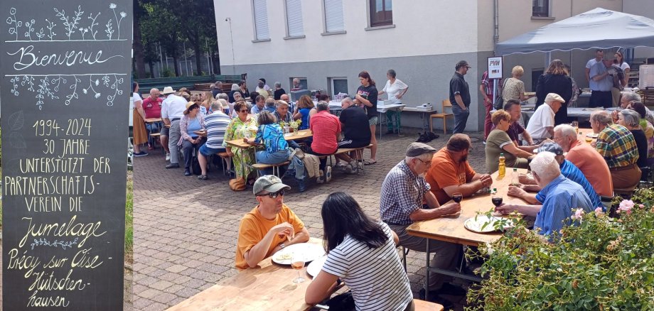 Bildmontage mit Tafel und Blick auf die Gäste