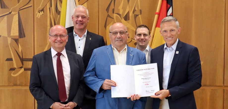 Überreichung der Urkunde und Landesehrennadel durch Landrat