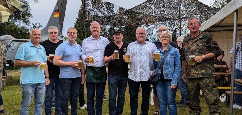 Gruppenfoto mit Geburtstagsgästen der RK