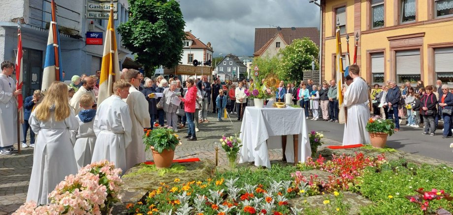 Fronleichnamsprozession am Wegekreuz in der Miesenbacher Straße in Ramstein